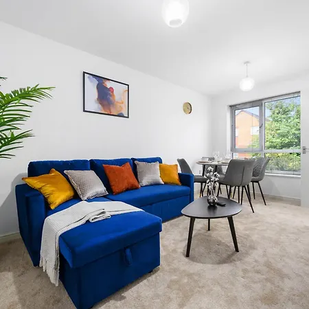 Modern 2 Bed Home With Driveway Near Coop Live & Etihad Stadium , Sleeps 5 , Self Checkin And Free Parking-3